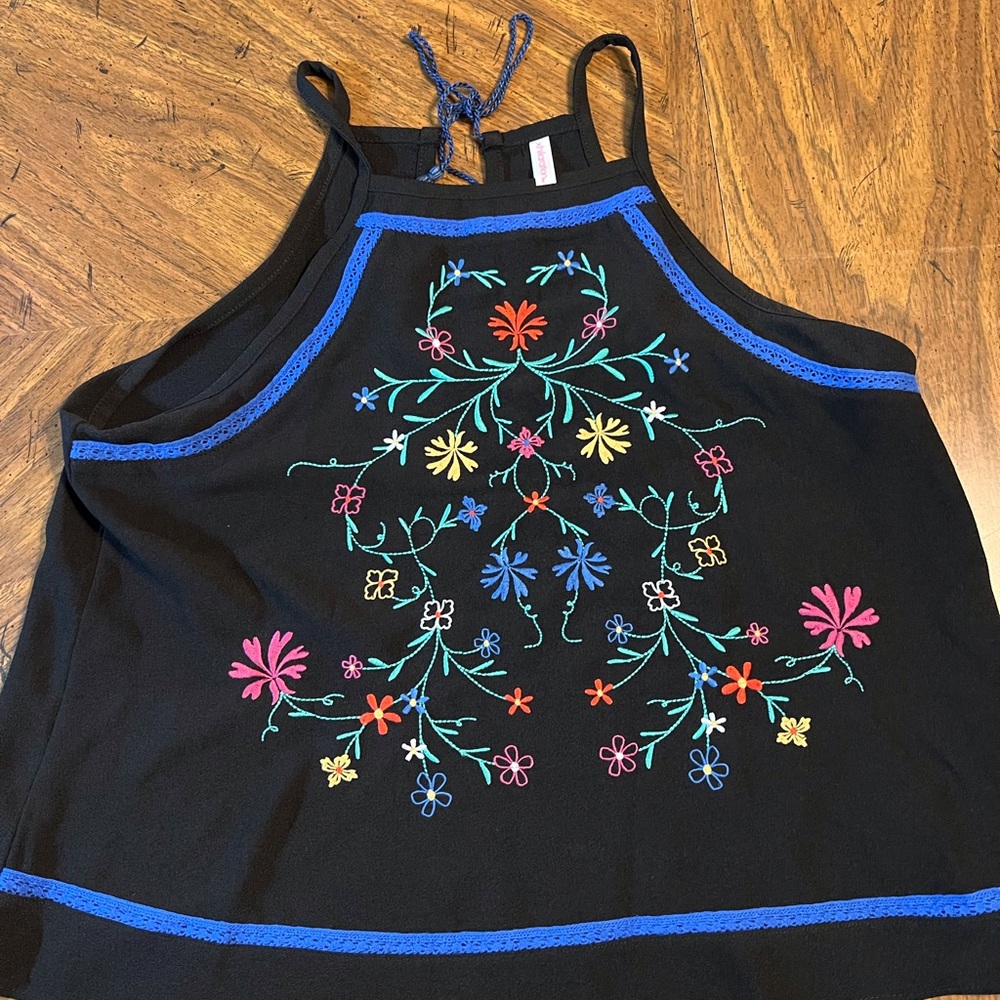 Xhilaration tank with embroidery